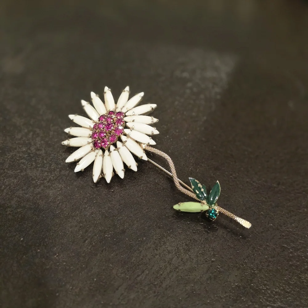 Vintage HENRY SCHREINER Daisy PIN Brooch Rhinestone Milk Glass - Picture 3 of 10